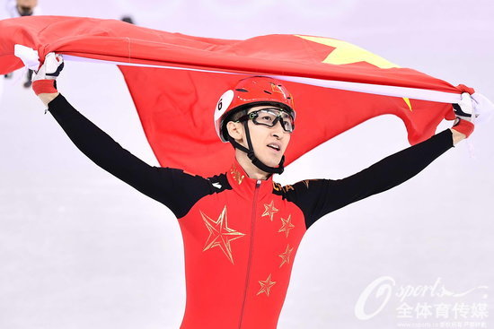 武大靖賽后披國(guó)旗慶祝勝利。
